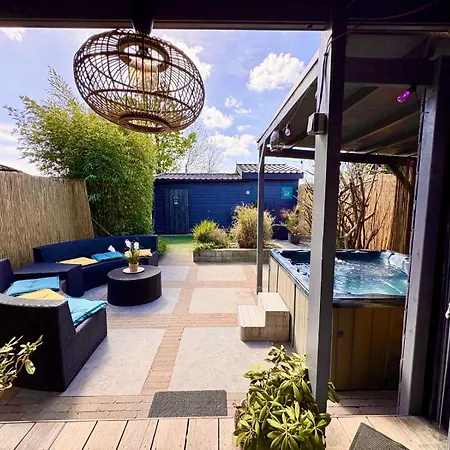 1001 Nights Luxury Oasis With Private Jacuzzi Sauna And Garden Between Amsterdam Haarlem And Schiphol Airport Horská chata