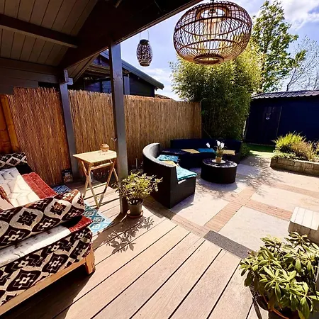1001 Nights Luxury Oasis With Private Jacuzzi Sauna And Garden Between Amsterdam Haarlem And Schiphol Airport Horská chata *