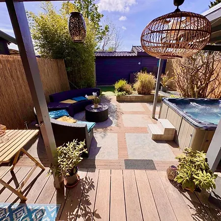 1001 Nights Luxury Oasis With Private Jacuzzi Sauna And Garden Between Amsterdam Haarlem And Schiphol Airport Horská chata Vijfhuizen