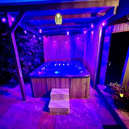 1001 Nights Luxury Oasis With Private Jacuzzi Sauna And Garden Between Amsterdam Haarlem And Schiphol Airport Horská chata Vijfhuizen